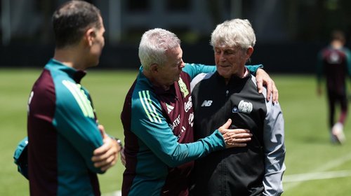 Bora Milutinović visita la concentración del Tri en la CDMX