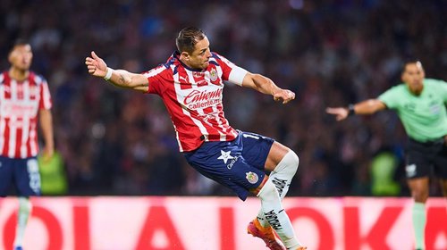 'Chicharito' manda a volar la semifinal regia