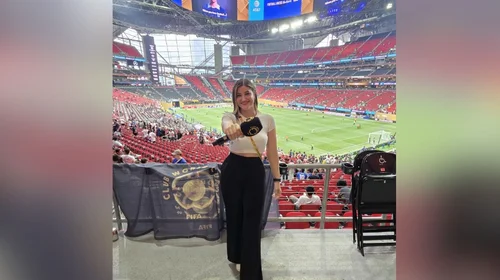 Periodista regia… ¡es la ‘voz’ oficial de la FIFA!
