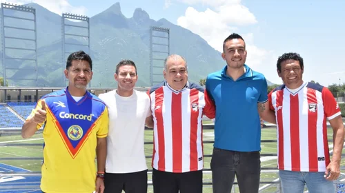 Presentan a exfutbolistas que jugarán los Clásicos de Leyendas