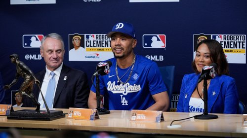 Mookie Betts gana el Premio Roberto Clemente por labor social