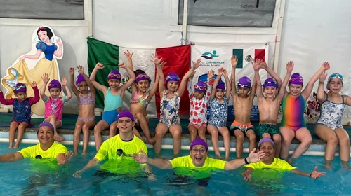 Realizan en Monterrey la clase de natación más grande del mundo
