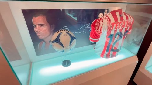 Chivas borra a Omar Bravo del museo del club tras acusaciones
