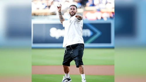 Sergio Ramos lanza la primera bola previo del Dodgers vs Padres