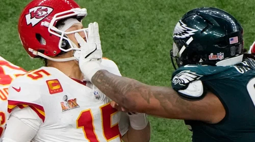 Defensa de Filadelfia ‘le pone el alto’ a Patrick Mahomes