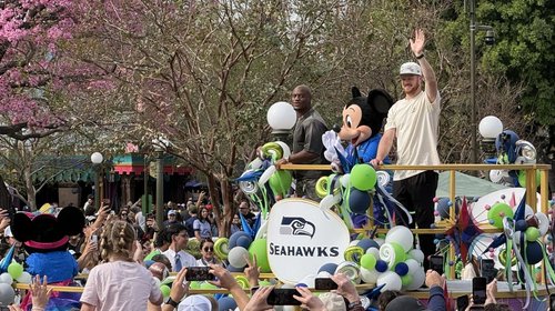Kenneth Walker y Sam Darnold celebran el Super Bowl en Disneyland
