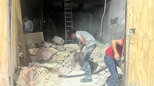 Derrumbe de barda deja dos lesionados en el centro de Monterrey