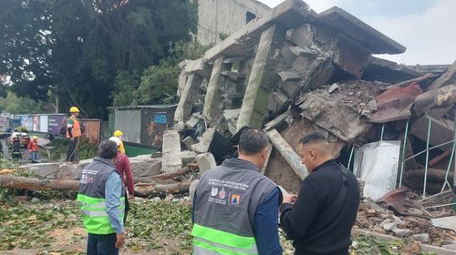 Colapsa inmueble abandonado en CDMX; no hay lesionados