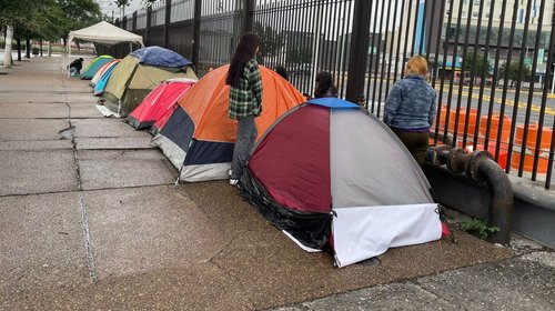 Desafían lluvia y duermen en Arena Monterrey por CD9