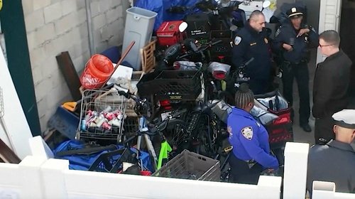 Desalojan a migrantes que se refugiaban en tienda de Nueva York