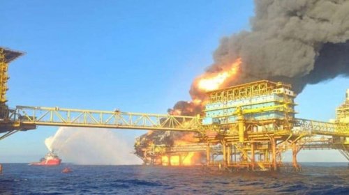 Desaparecen 3 personas durante explosión en plataforma de Pemex