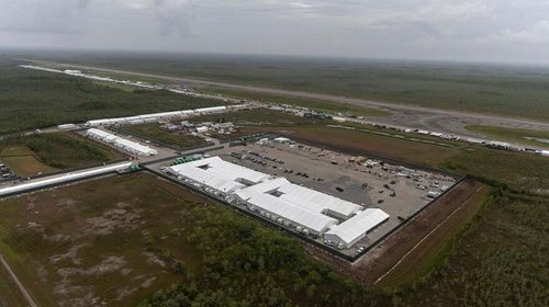 Corte permite seguir operando centro migratorio en Florida