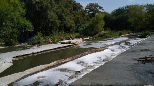 Aparecen descargas de drenaje en el río La Silla