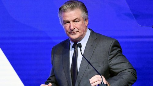 Desestimarían acusación contra Alec Baldwin por tiroteo en rodaje
