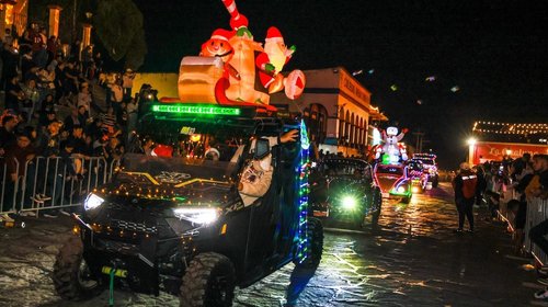 Recorre las calles de Santiago el tradicional desfile navideño