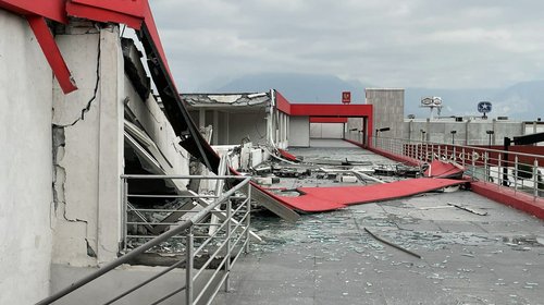 Colapsan locales de plaza comercial por lluvia en Monterrey