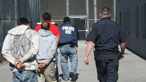 Migrantes denuncian que el ICE les da comida en mal estado