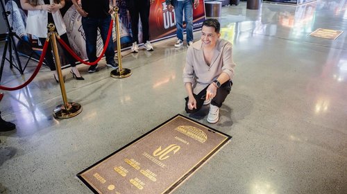 Jorge Celedón devela placa en la Arena Monterrey