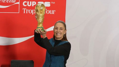 Sheinbaum devela trofeo de la Copa del Mundo en Palacio Nacional