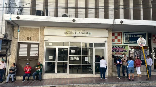 Adultos mayores acuden a cobrar pensión del bienestar en Coahuila