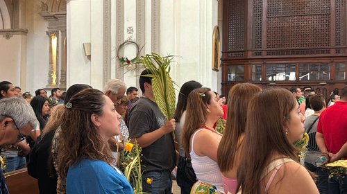 Fieles asisten a la catedral de Monterrey por Domingo de Ramos