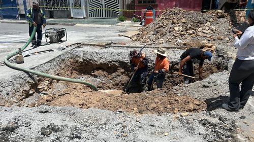 Reparan fuga que causó hundimientos en la colonia Fidel Velázquez