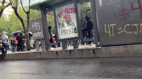 Realizan destrozos durante la manifestación por caso Ayotzinapa