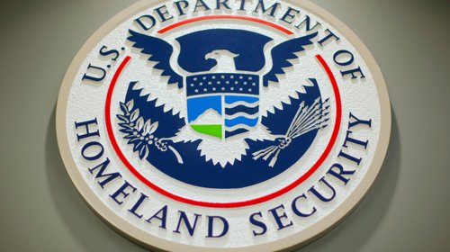 Promulga Trump financiamiento parcial y evita cierre del DHS