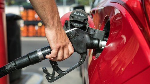 Celebra Gobierno acuerdo con gasolineros para fijar diésel en $27