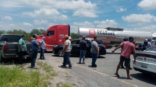 Campesinos bloquean la Reynosa-Monterrey; generan caos vial