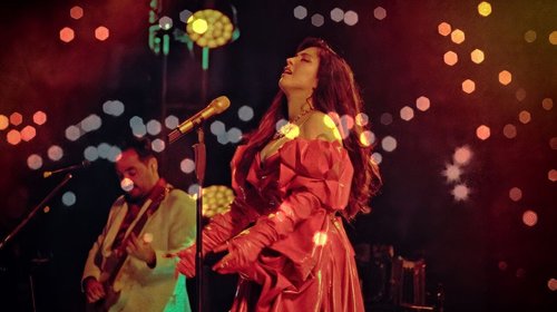 Mon Laferte cuenta su historia de ayer y hoy en nuevo documental