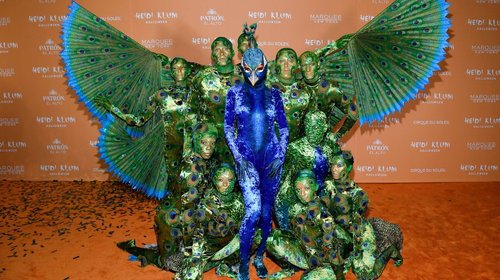 Arrasa Heidi Klum con su disfraz de pavo real en halloween