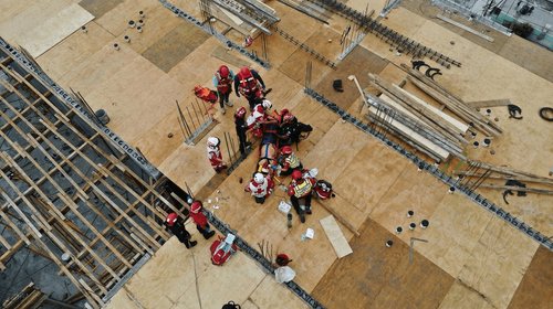 Rescatan a trabajador lesionado desde 13 pisos de altura