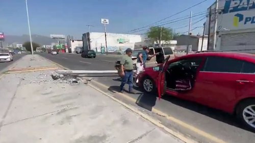 Dos autos chocan y derriban poste telefónico en Monterrey
