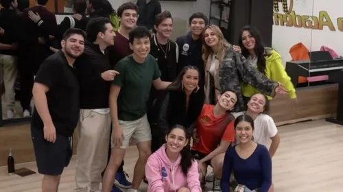 Sorprende su presencia, ¡Drake Bell visita La Academia!