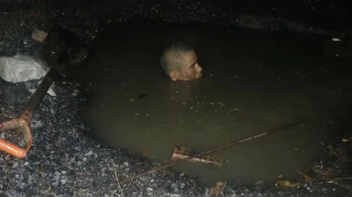 Por miedo a garrapatas, vecinos destapan drenaje en Escobedo