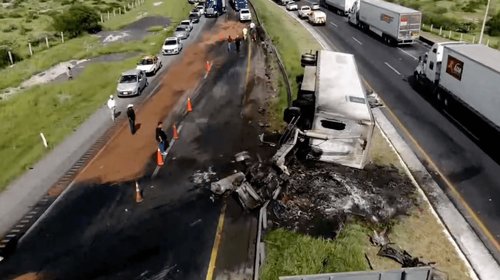 Colapsa carretera Saltillo-Monterrey tras volcadura e incendio