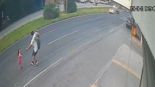 Rescata joven a bebé de ser atropellada en la Carretera Nacional