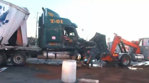 Tráileres chocan y desatan caos en Bulevar Miguel de la Madrid