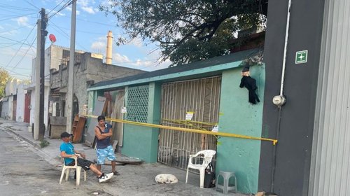 Duermen familias en la calle tras cateo de vecindad donde viven