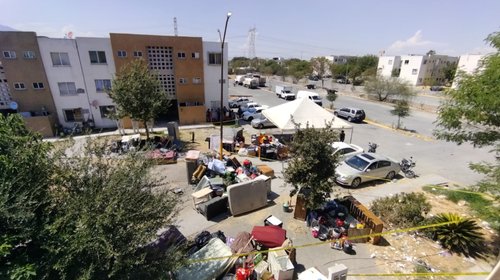 Duermen en la calle ante riesgo de derrumbe en Juárez