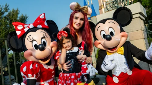 Dulce María y su hija visitan por primera vez Disney World