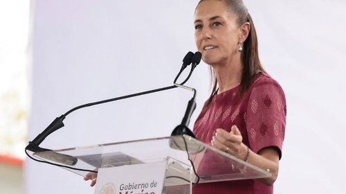Sheinbaum entrega becas para 57 mil alumnos en Colima