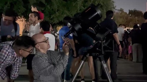 Disfrutan eclipse con telescopios en Museo de Historia Mexicana