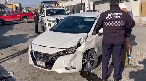 Chocan pareja supuestamente ebria y terminan contra un poste