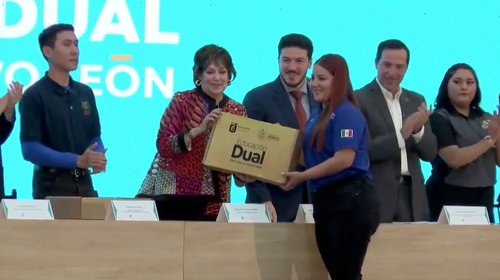 Inicia Samuel entrega de computadoras con el sello NL