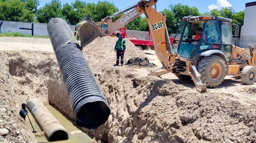 Reparan colector sanitario afectado por acumulación de basura