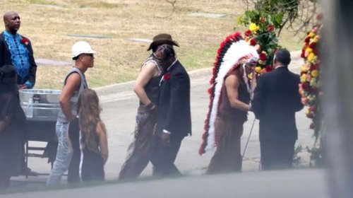 Village People despide a Victor Willis con sus disfraces