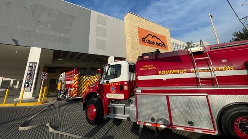 Evacuan a 1,300 de plaza comercial por incendio en restaurante