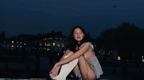 ¿Por qué Olivia Rodrigo se siente triste estando enamorada?